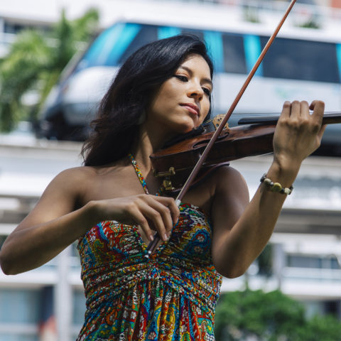 Kristen Seto plays the violin